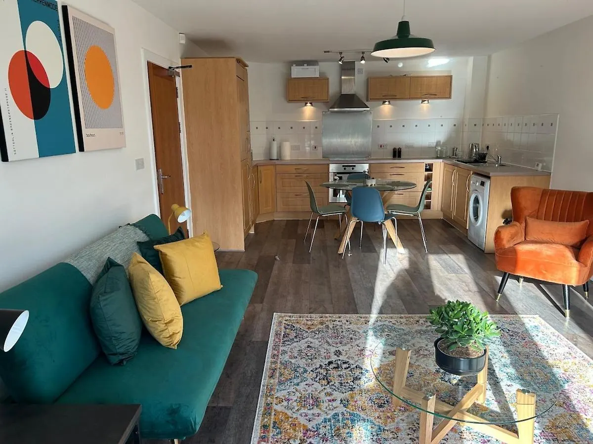 Spacious Waterfront Apartment Cardiff Bay City Centre With Parking