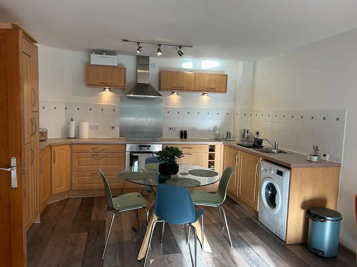 Spacious Waterfront Apartment Cardiff Bay City Centre With Parking