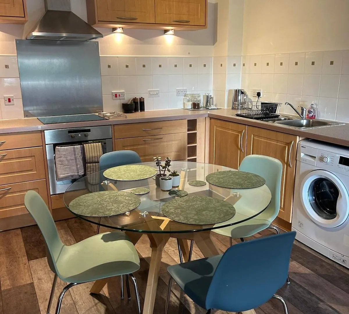 Spacious Waterfront Apartment Cardiff Bay City Centre With Parking
