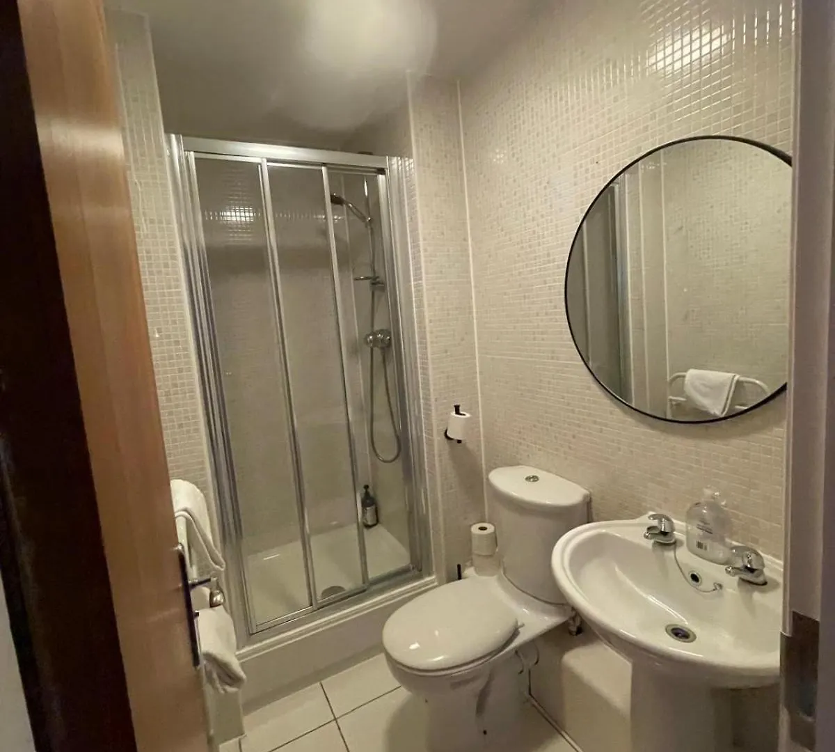 Spacious Waterfront Apartment Cardiff Bay City Centre With Parking