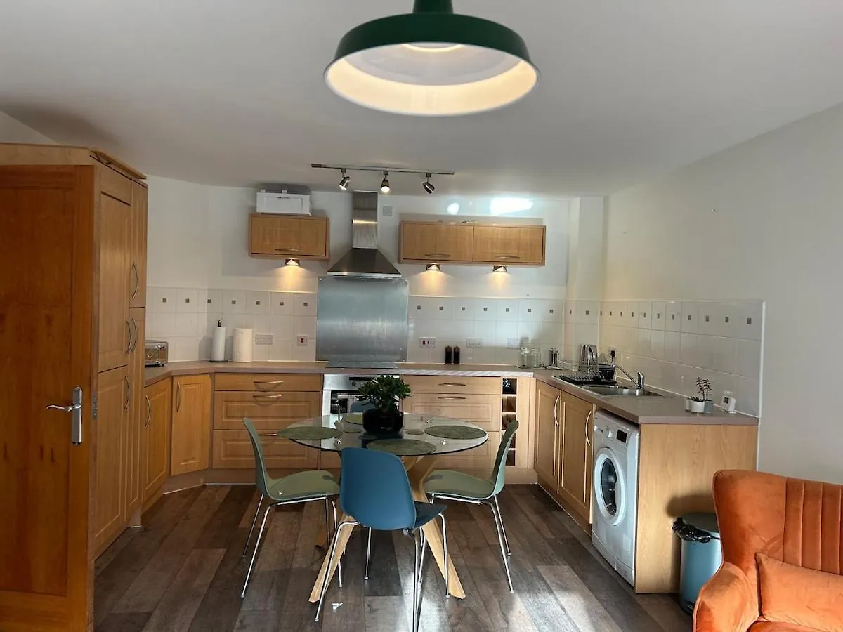 Spacious Waterfront Apartment Cardiff Bay City Centre With Parking