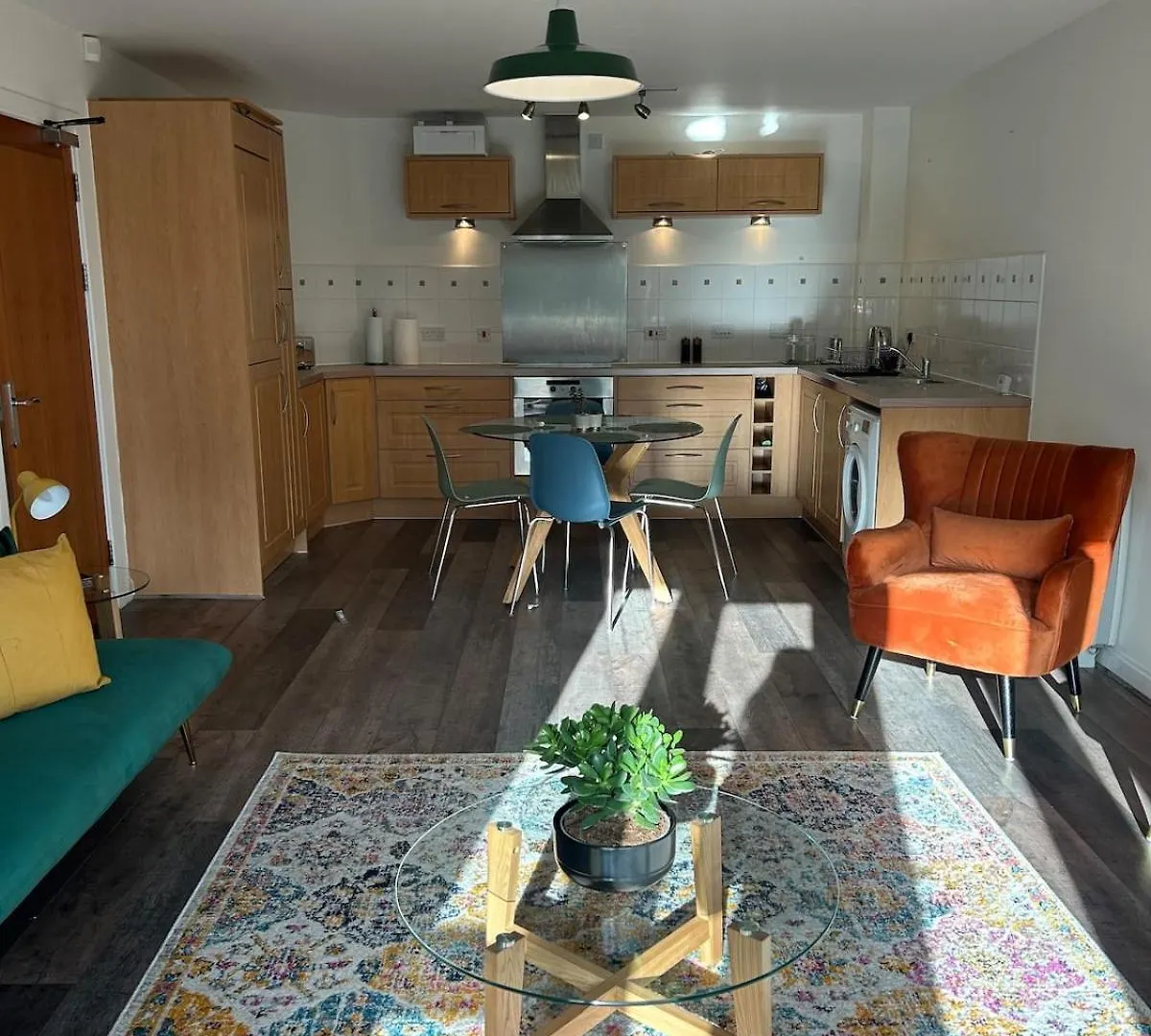 Spacious Waterfront Apartment Cardiff Bay City Centre With Parking