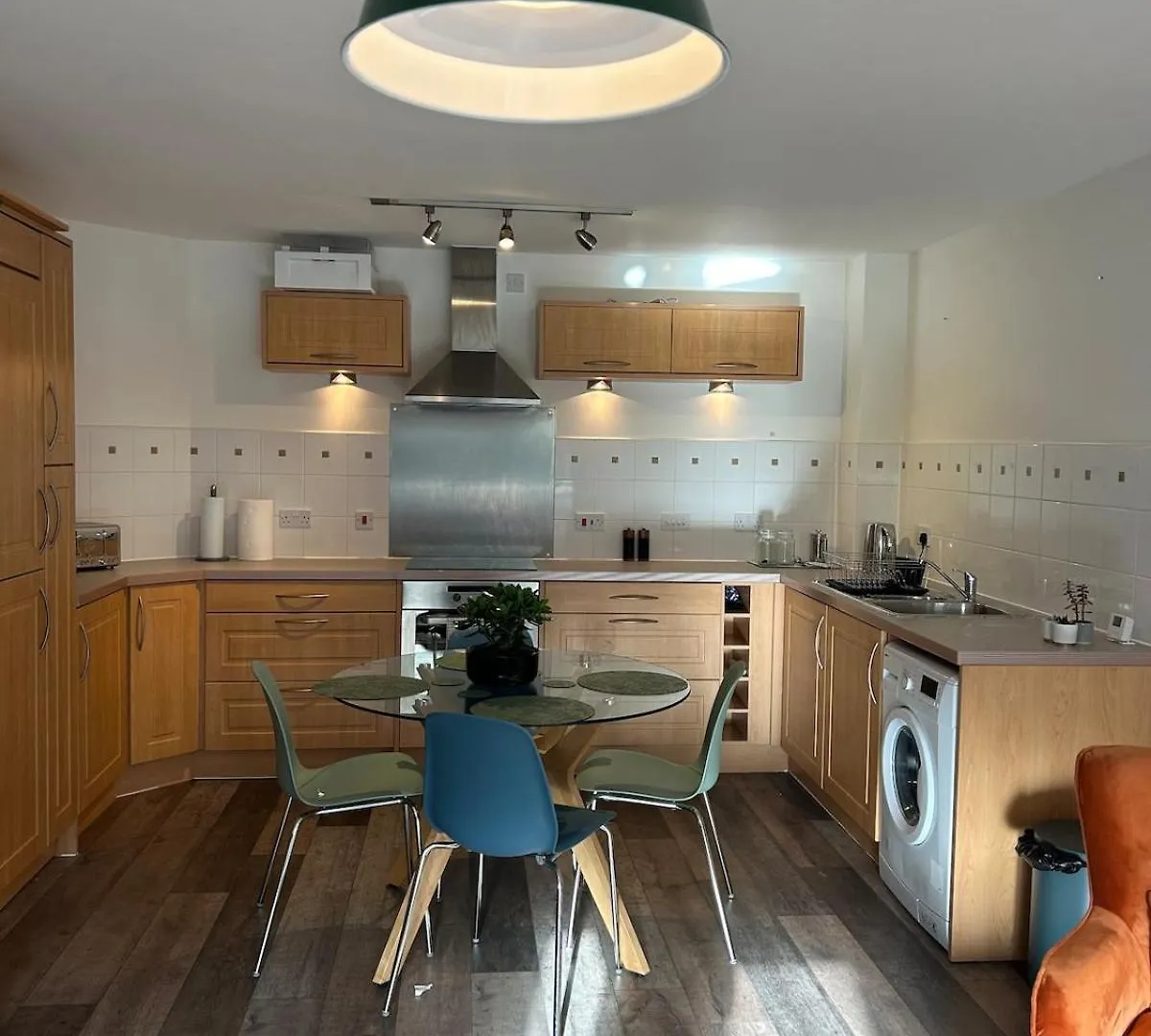 Spacious Waterfront Apartment Cardiff Bay City Centre With Parking