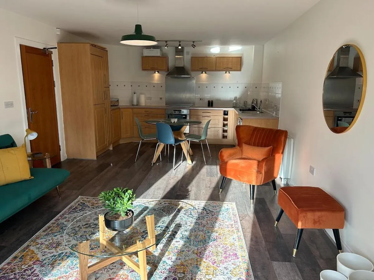 Spacious Waterfront Apartment Cardiff Bay City Centre With Parking