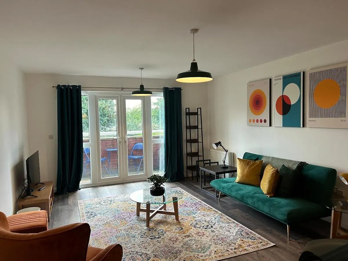 Spacious Waterfront Apartment Cardiff Bay City Centre With Parking