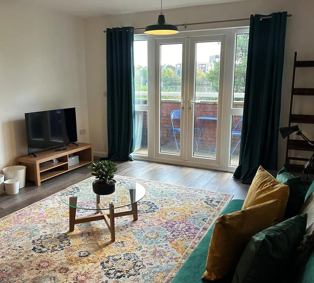 Spacious Waterfront Apartment Cardiff Bay City Centre With Parking