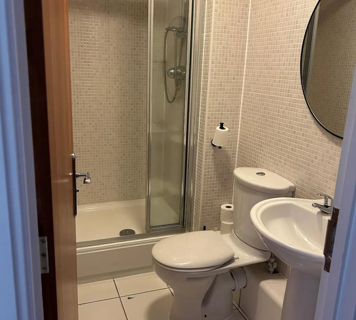 Spacious 2 Bed 2 Bath Apt Close To Cardiff Bay Wmc City Centre Stadium With Parking