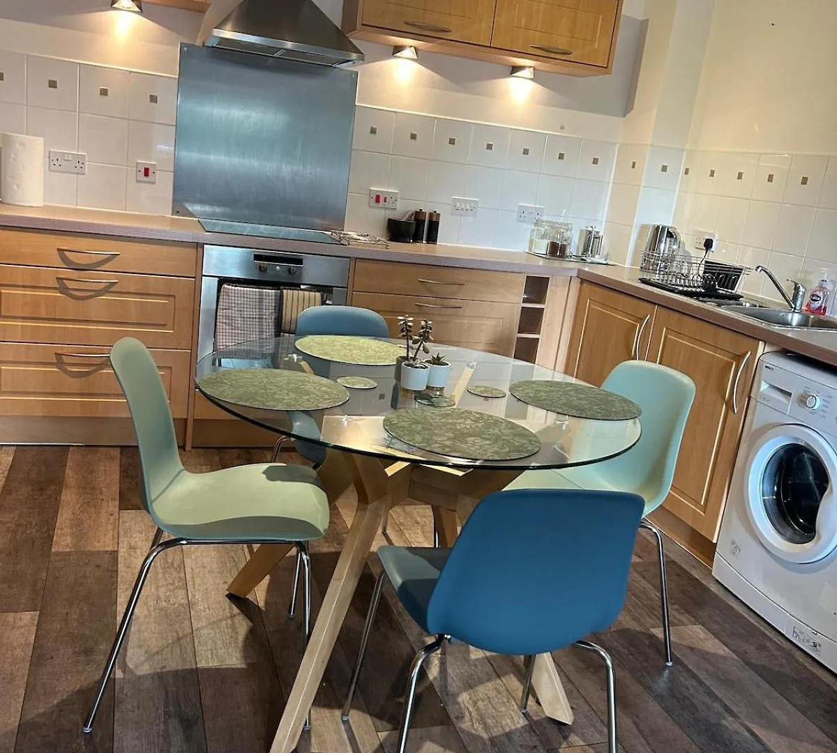 Spacious 2 Bed 2 Bath Apt Close To Cardiff Bay Wmc City Centre Stadium With Parking 0*,  Verenigd Koninkrijk